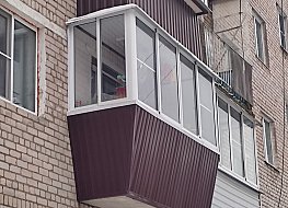Остекление балкона с выносом по фронту на 200 мм.