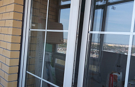 Штульповая балконная дверь из ПВХ-профиля 70 мм. Внутренние шпроссы. tab