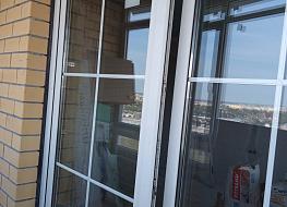 Штульповая балконная дверь из ПВХ-профиля 70 мм. Внутренние шпроссы.